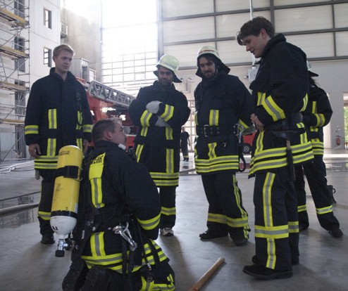 Wissenschaftler und Feuerwehrkräfte im Austausch